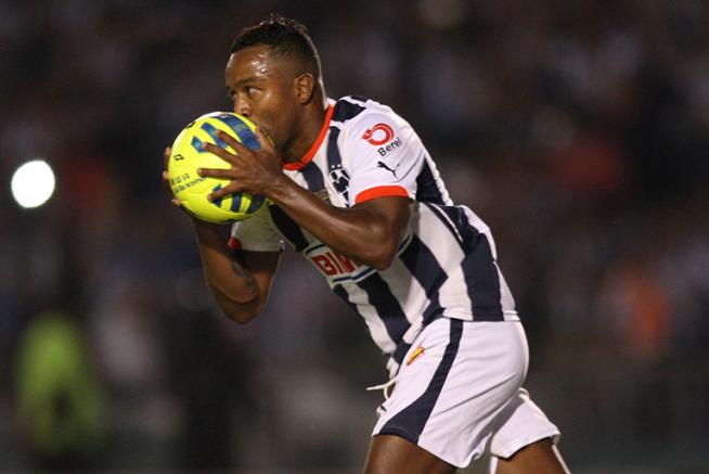 Dorlan Pabón celebra una anotación con Rayados 