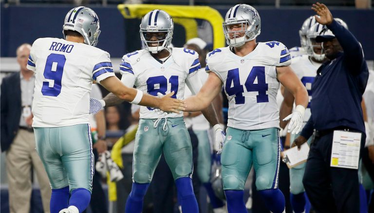 Romo festeja con sus compañeros de Dallas