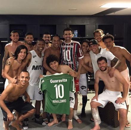 Ronaldinho visitó el vestuario del Atlético Mineiro
