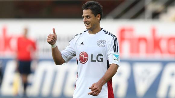 Chicharito saluda a la afición