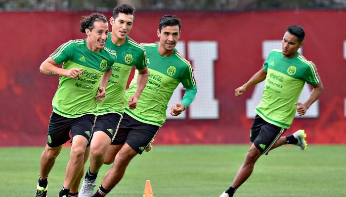 Guardado corre con sus compañeros en una práctica del Tri