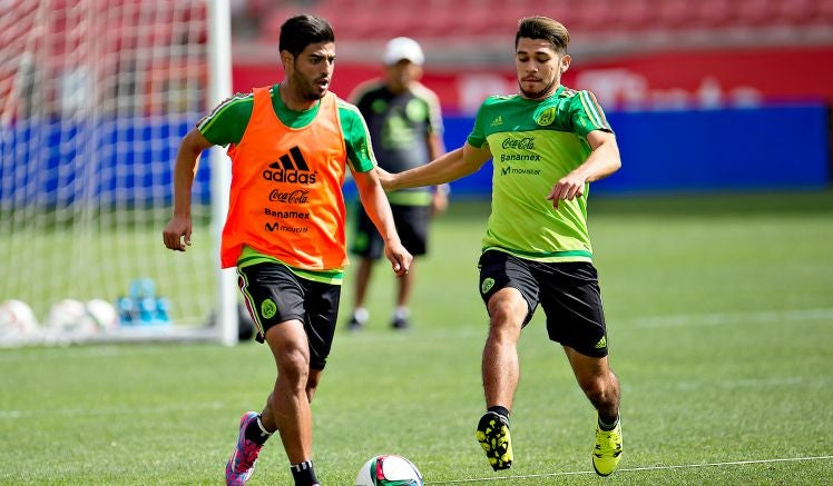 Carlos Vela y Henry Martin en entrenamiento