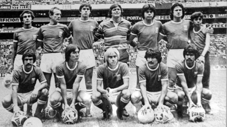 Jugadores del Cruz Azul en 1979 posan antes de un juego