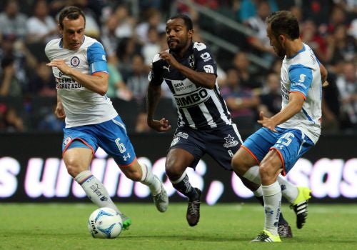 Torrado pelea un balón con Pabón