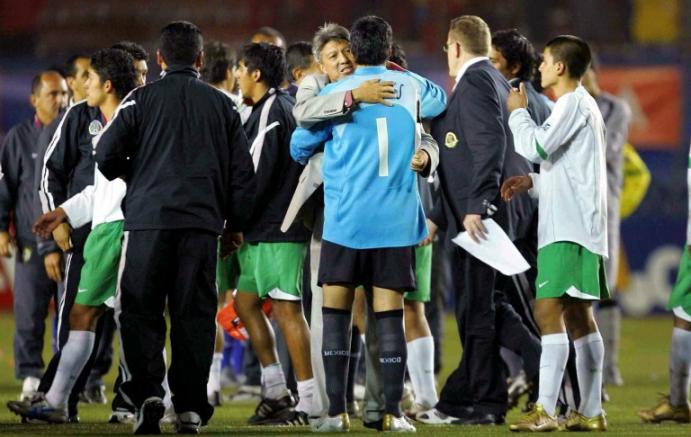 Chucho se abraza con Arias tras conquistar el título