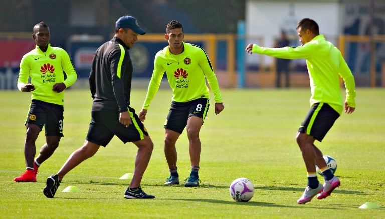 Ambriz entrenando con sus jugadores