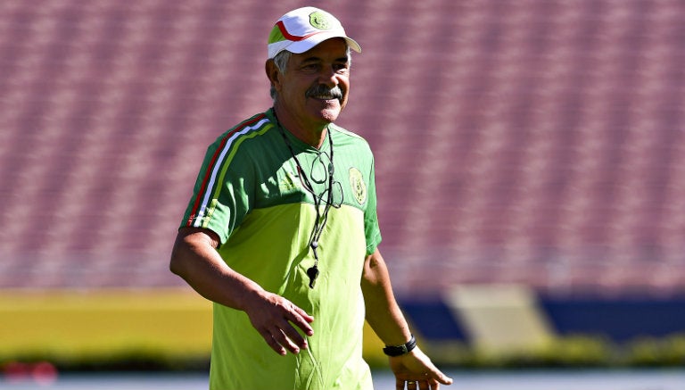 Tuca dirigiendo un entrenamiento de la Selección Mexicana