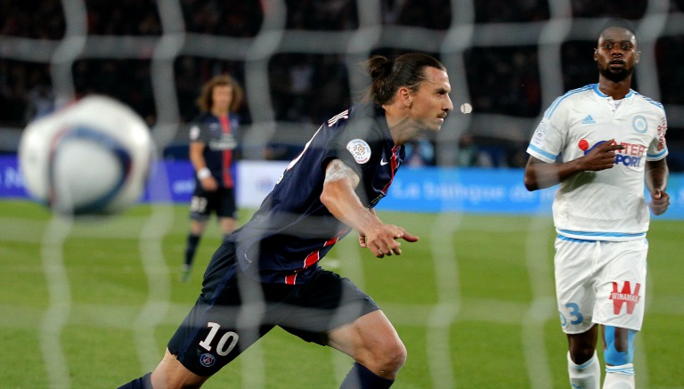 Ibrahimovic festeja un gol con el PSG