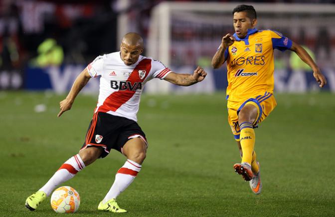 Carlos Sánchez durante un aprtido de Libertadores contra Tigres