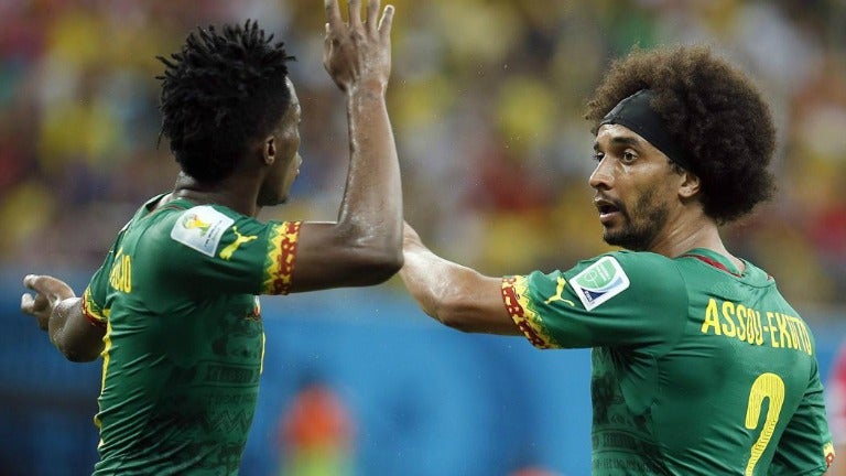 Assou-Ekotto durante un partido con Camerún