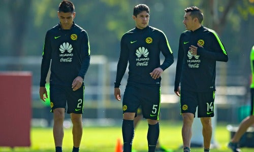 Jugadores de América caminan en Coapa