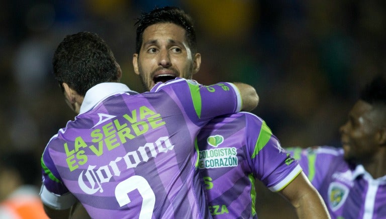 Jugadores de Chiapas festejan un gol