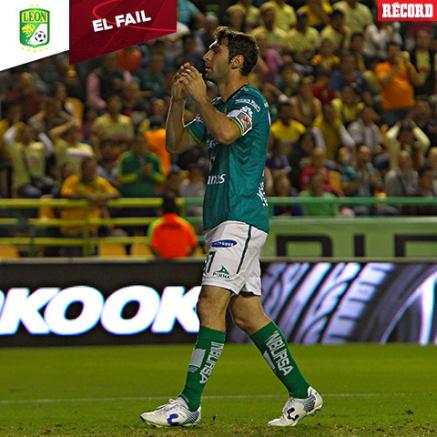 Mauro Boselli se lamenta tras una falla