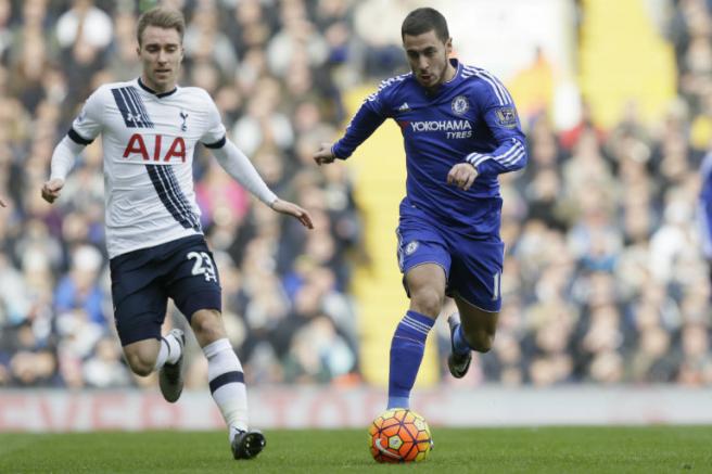 Eden Hazard conduce el balón contra el Tottenham