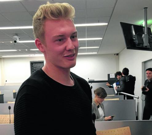 Julian Brandt, en plática con RÉCORD