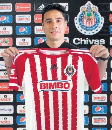 Ochoa posa con la camiseta de Chivas