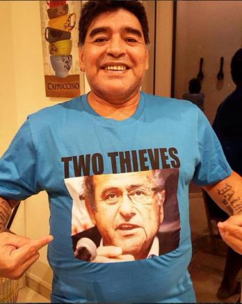 Maradona muestra su playera de denuncia