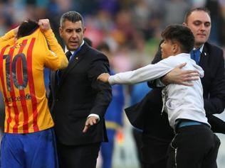 Denuncian que seguridad de Málaga quitó a niño playera de Messi