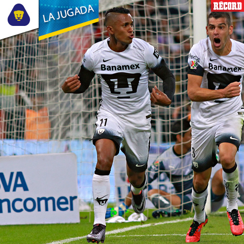 Martínez celebra el polémico gol de Pumas