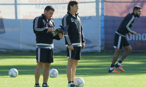 Almeyda observa el entrenamiento de sus dirigidos