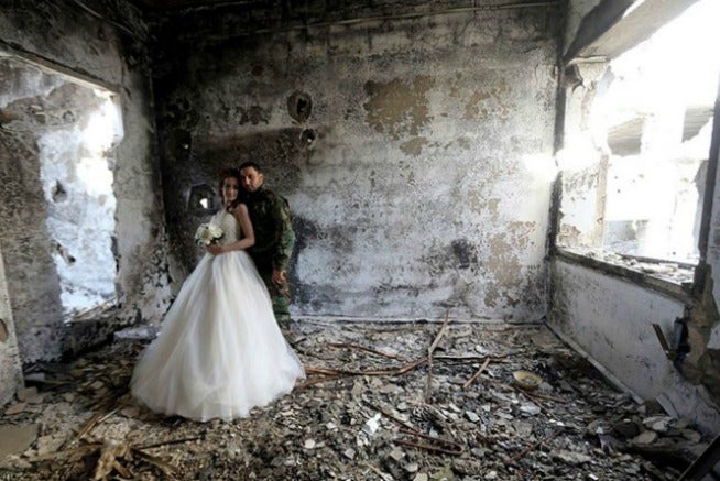 Los casados posan en un edificio abandonado