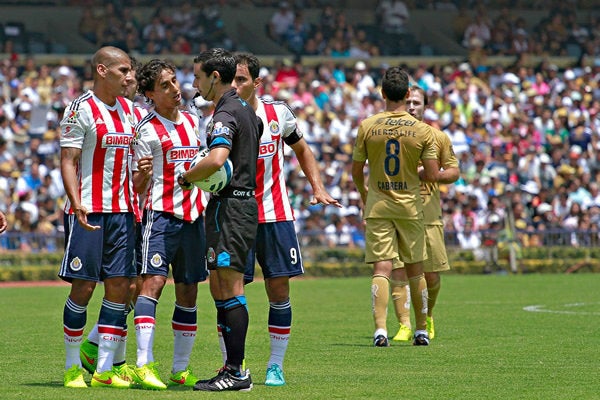 Jugadores de Chivas discuten con árbitro en juego contra Pumas en el A2014