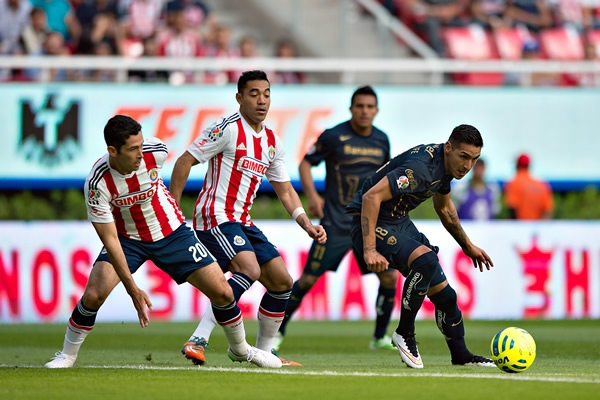 Ismael Sosa intenta controlar el balón en juego contra Chivas