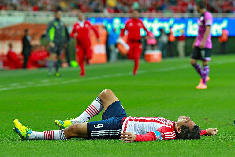 Omar Bravo, tendido en el campo durante juego contra Toluca