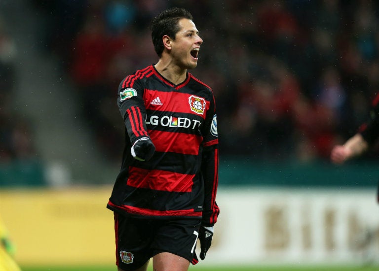 Chicharito celebra tras su gol 22 en la temporada