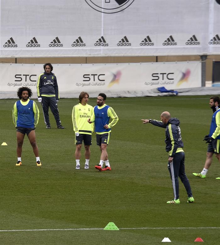 Zidane da indicaciones en un entrenamiento