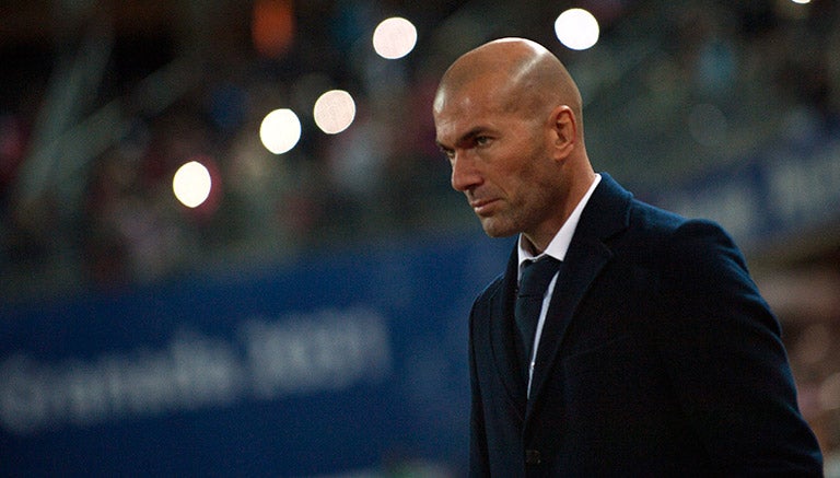 Zidane, observando a su equipo contra el Granada