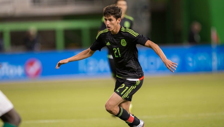 Damm busca la pelota en el partido entre México y Senegal