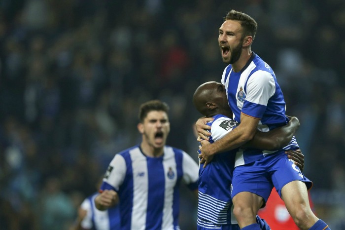 Layún celebrando un gol suyo con el Porto