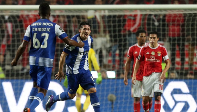 Héctor Herrera festeja su gol contra el Benfica