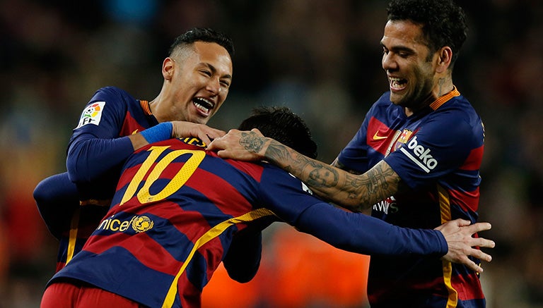 Neymar y Dani Alves felicitan a Messi