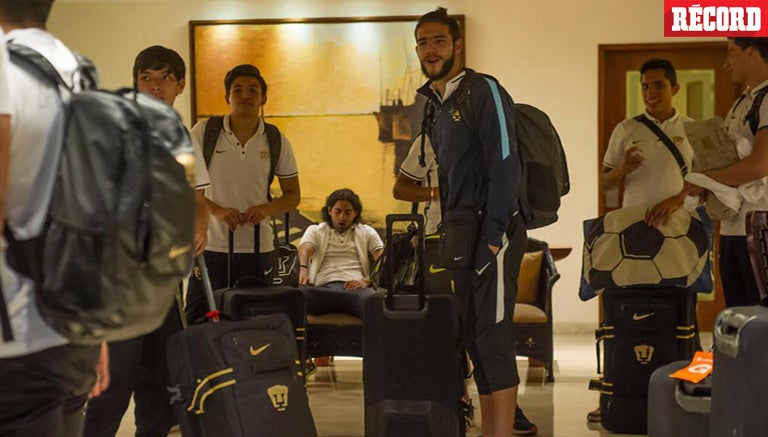 Britos, sentado al fondo frente a jugadores sub 20 de Pumas