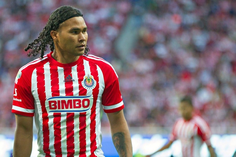 Gullit Peña en partido con Guadalajara