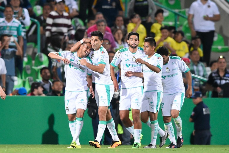 Jugadores de Santos celebran un gol frente al Galaxy