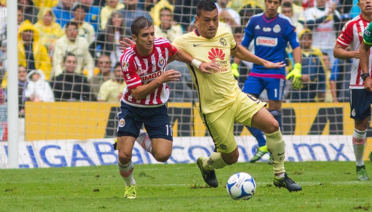 Brizuela y Samudio pelean por el balón