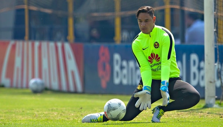 Moisés Muñoz, durante un entrenamiento con el América