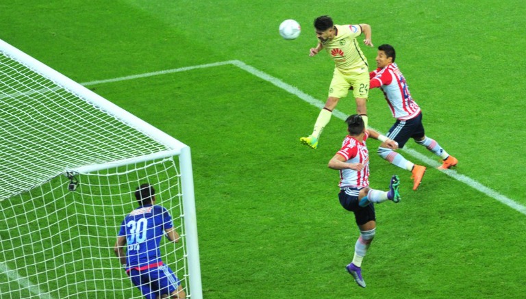Oribe Peralta remata de cabeza para el gol