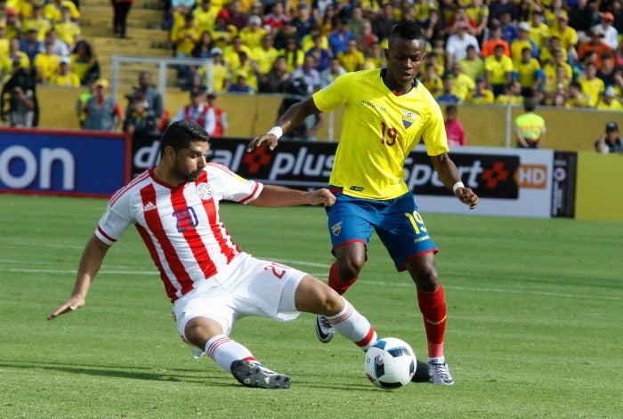 Juan Cazeres pelea un balón Néstor Ortigoza en el juego eliminatorio