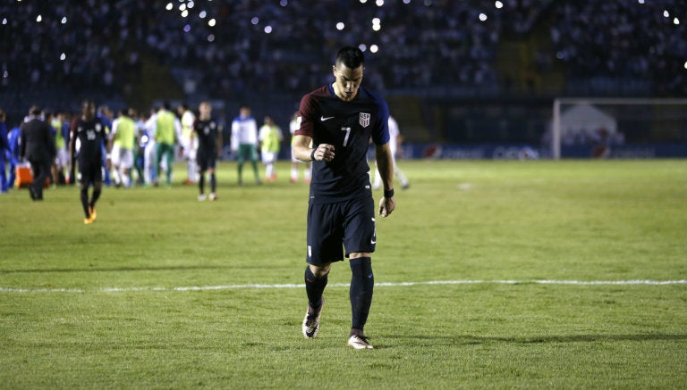 Bobby Wood saliendo de la cancha de Guatemala