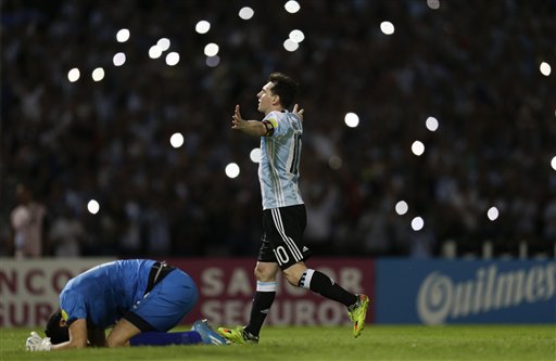 Messi festeja su gol de penalti contra Bolivia