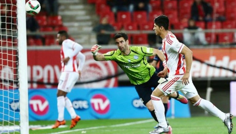 Momento en que Alan Pulido marca un gol