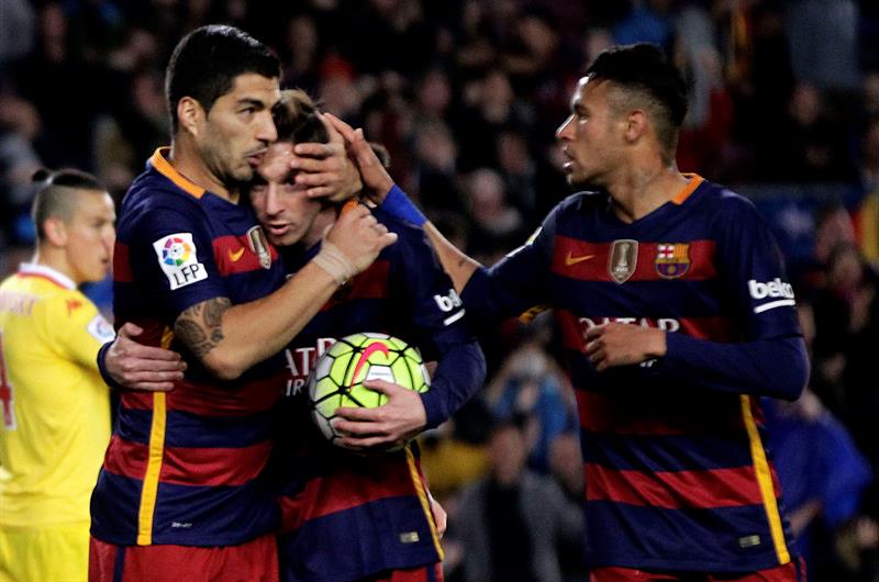 Festejo de los jugadores del Barcelona tras el gol de Messi