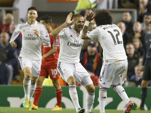 Benzema festeja gol del Real Madrid contra Liverpool
