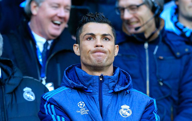 Cristiano Ronaldo observa un partido del Real Madrid
