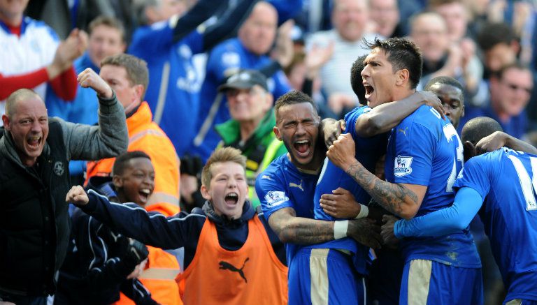 Un joven balonero festeja con euforia el gol de Ulloa con Leicester