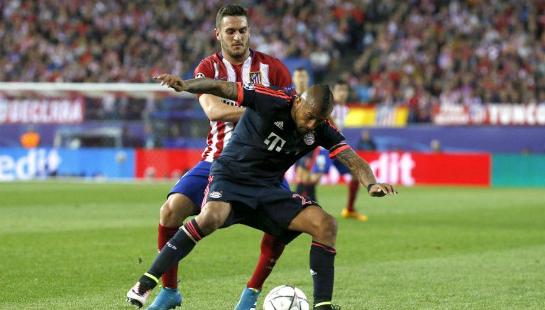 Koke y Vidal forcejean al buscar el esférico